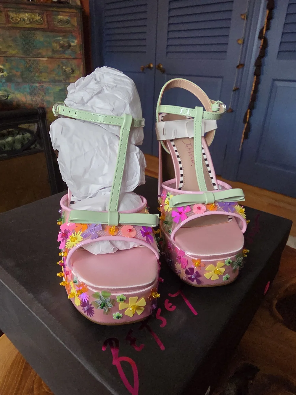 NIB Betsey Johnson Melodie Floral Platform Sandals Pink Multi Sz 5